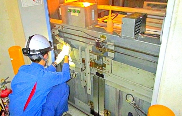 エレベーターのかご前での作業